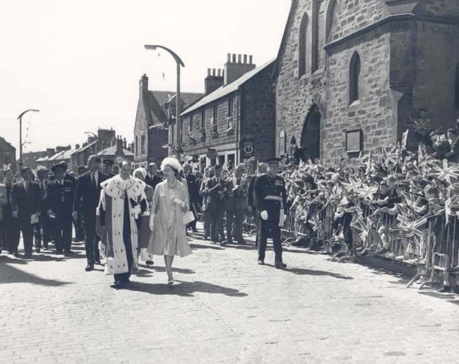 Queen visits Bonnyrigg in 1961